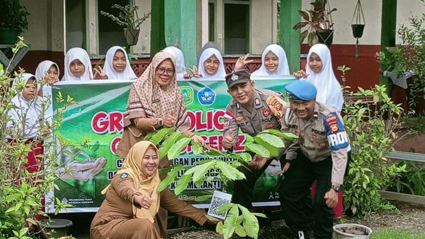 Polres Kepulauan Meranti gencar menanam pohon di kantor desa hingga sekolah, Senin (15/9/2025). Kegiatan ini untuk mendukung program Green Policing.