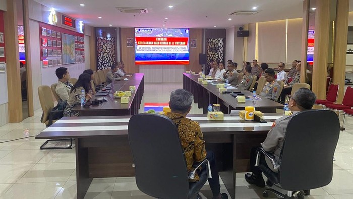 Polrestabes Semarang menjelaskan penanganan kecelakaan mahasiswa Unnes, Iko Juliant, ke Komnas HAM.