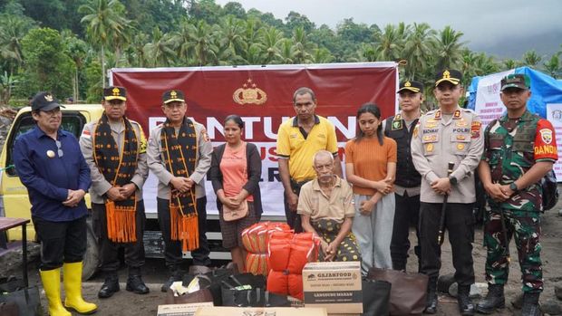 Polri bagikan paket makanan siap saji dan logistik ke korban banjir di Nagekeo, NTT.