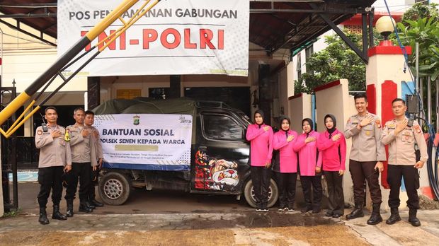 Polsek Senen menyalurkan bantuan berupa kasur hingga selimut untuk puluhan korban kebakaran di Senen, Jakarta Pusat, Selasa (16/9/2025).