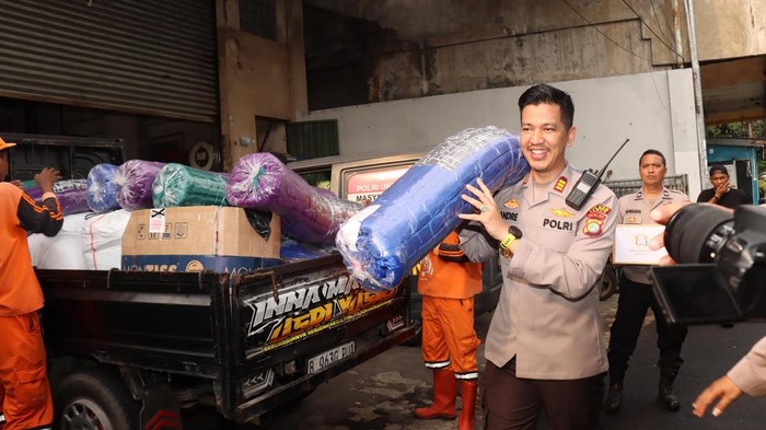 Polsek Senen menyalurkan bantuan berupa kasur hingga selimut untuk puluhan korban kebakaran di Senen, Jakarta Pusat, Selasa (16/9/2025).