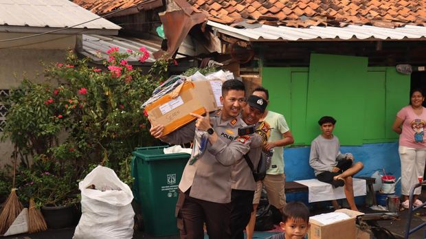 Polsek Senen menyalurkan bantuan berupa kasur hingga selimut untuk puluhan korban kebakaran di Senen, Jakarta Pusat, Selasa (16/9/2025).