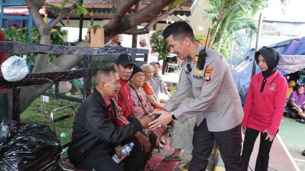 Polsek Senen menyalurkan bantuan berupa kasur hingga selimut untuk puluhan korban kebakaran di Senen, Jakarta Pusat, Selasa (16/9/2025).