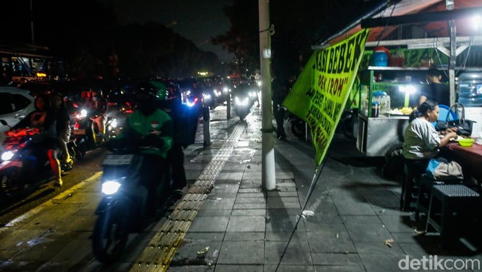 Potret Macet di Matraman, Motor Serobot Busway hingga Trotoar Deretan kendaraan mengular di Jalan Raya Matraman, Jakarta, saat jam sibuk pulang kerja pada Selasa (16/9/2025).