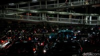 Sejumlah pengendara motor terjebak padatnya arus lalu lintas di kawasan Matraman. Tidak sedikit yang nekat menerobos jalur Transjakarta hingga akhirnya terjebak macet juga. 