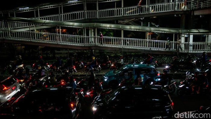 Deretan kendaraan mengular di Jalan Raya Matraman, Jakarta, saat jam sibuk pulang kerja pada Selasa (16/9/2025).