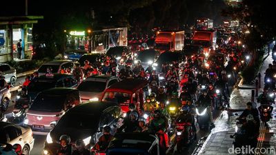 Potret Macet di Matraman, Motor Serobot Busway hingga Trotoar
