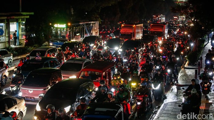 Deretan kendaraan mengular di Jalan Raya Matraman, Jakarta, saat jam sibuk pulang kerja pada Selasa (16/9/2025).