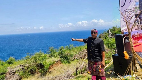 Proses peletakan batu pertama pembangunan resort mewah di Bukit Asah, Desa Bugbug, Karangasem, Selasa (16/9/2025). (I Wayan Selamat Juniasa)