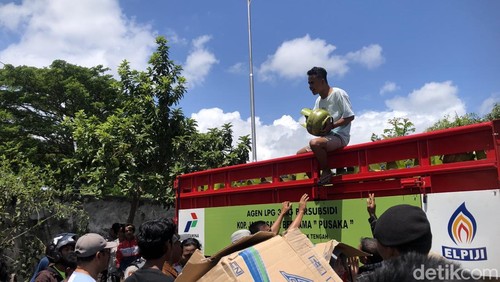 Puluhan warga di Dusun Beremi, Desa Jagaraga, Kecamatan Kuripan, Lombok Barat, menggeruduk SPPBE, Senin (16/9/2025) (M. Zahiruddin/detikBali)