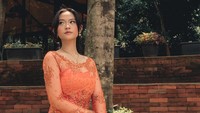Raissa Anggiani pakai kebaya oranye dengan bawahan kain motif batik saat wisuda. (Foto: dok Instagram raissanggiani)