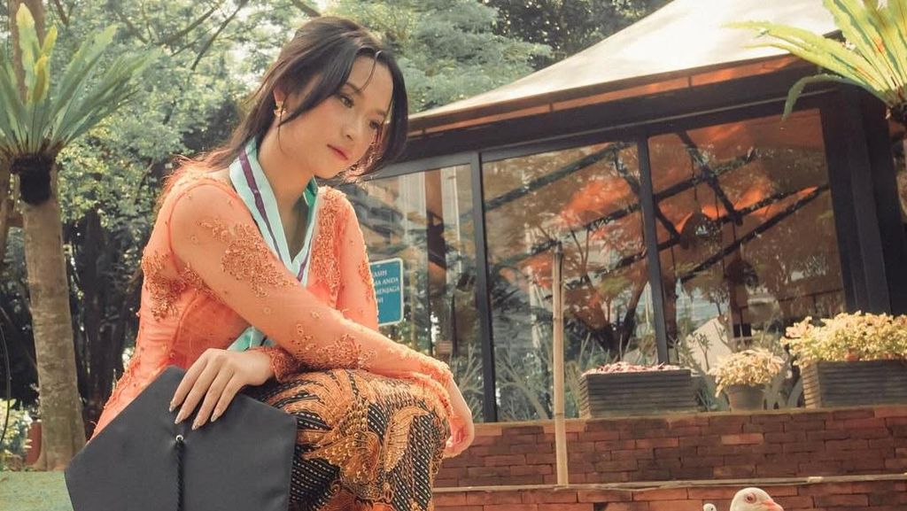 Cara Raissa Anggiani Bisa Sukses di Kuliah dan Musik