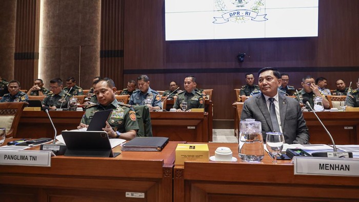 Raker Komisi I DPR dengan Menhan dan TNI Menteri Pertahanan Sjafrie Sjamsoeddin (kanan) bersama Panglima TNI Jenderal TNI Agus Subiyanto (kiri) bersiap mengikuti rapat kerja dengan Komisi I DPR di Kompleks Parlemen, Senayan, Jakarta, Selasa (15/9/2025). Rapat yang berlangsung tertutup tersebut beragendakan membahas rencana kerja anggaran Kementerian Pertahanan dan TNI tahun 2026 sesuai dengan hasil pembahasan Badan Anggaran (Banggar) DPR. ANTARA FOTO/Dhemas Reviyanto/rwa.