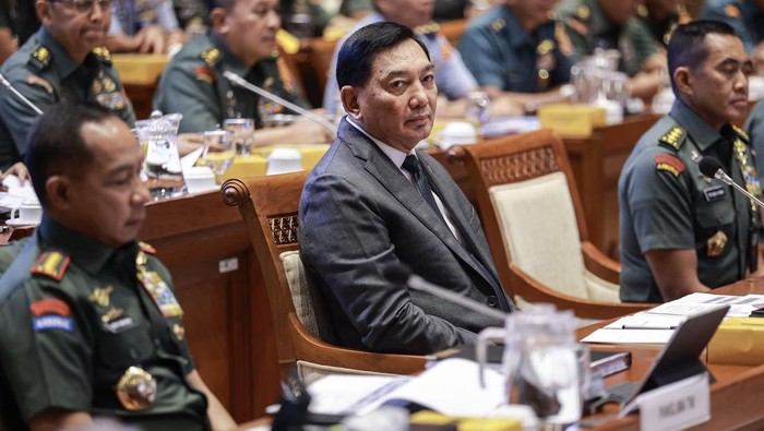 Raker Komisi I DPR dengan Menhan dan TNI Menteri Pertahanan Sjafrie Sjamsoeddin (tengah) bersama Sekretaris Jenderal Kementerian Pertahanan Letnan Jenderal TNI Tri Budi Utomo (kanan) dan Panglima TNI Jenderal TNI Agus Subiyanto (kiri) mengikuti rapat kerja dengan Komisi I DPR di Kompleks Parlemen, Senayan, Jakarta, Selasa (15/9/2025). Rapat yang berlangsung tertutup tersebut beragendakan membahas rencana kerja anggaran Kementerian Pertahanan dan TNI tahun 2026 sesuai dengan hasil pembahasan Badan Anggaran (Banggar) DPR. ANTARA FOTO/Dhemas Reviyanto/rwa.