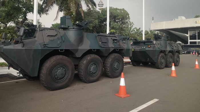 Kompleks gedung MPR/DPR/DPD masih dijaga sejumlah personel TNI dan kendaraan taktit atau rantis TNI setelah terjadi kericuhan di sejumlah titik pada akhir Agustus lalu, Selasa (16/9/2025).