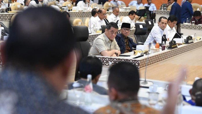 Rapat kerja Komisi V DPR dengan Kemendes PDT dan Kementerian Transmigrasi, Selasa (16/9).