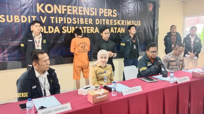 Renaldo tersangka penghasutan perusakan fasum via medsos dihadirkan saat konfrensi pers di Mapolda.