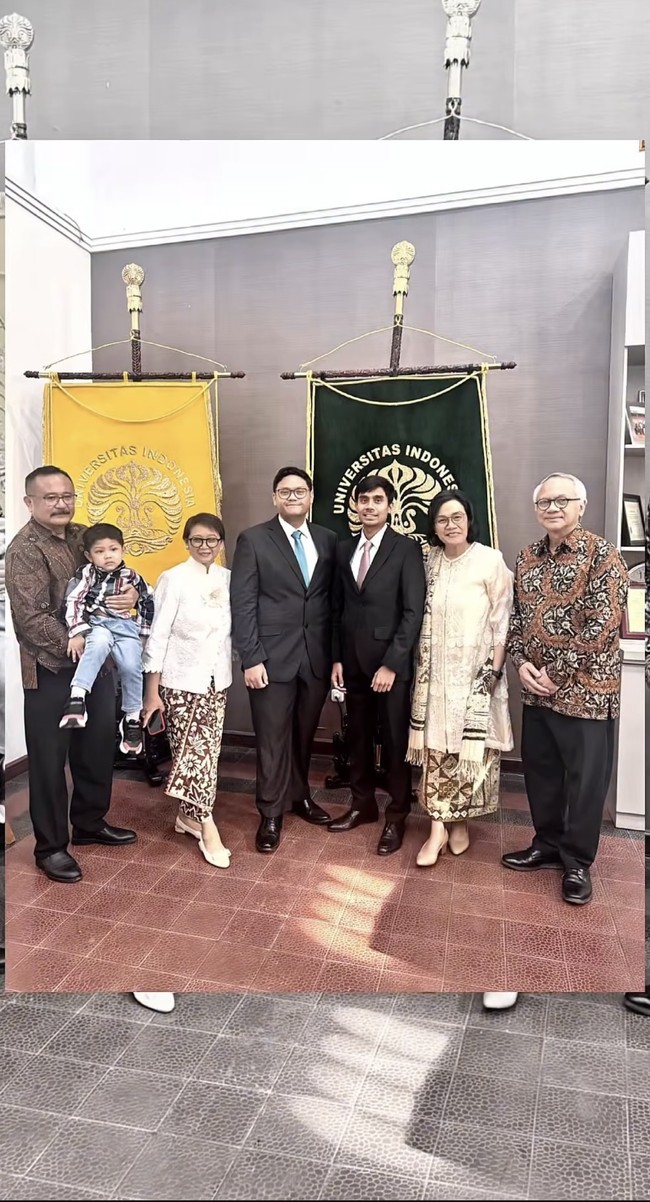 Melalui akun Instagram pribadinya, mantan Menteri Luar Negeri (Menlu) Retno Marsudi membagikan momen bahagia wisuda sang anak, Bagas A Marsudi dari FKUI. Tak hanya putra Retno, putra Sri Mulyani, Adwin Sumartono juga lulus dan diwisuda bersamaan. Foto: Instagram/@retno_marsudi