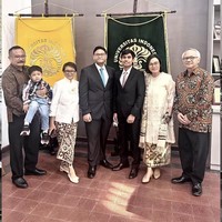 Melalui akun Instagram pribadinya, mantan Menteri Luar Negeri (Menlu) Retno Marsudi membagikan momen bahagia wisuda sang anak, Bagas A Marsudi dari FKUI. Tak hanya putra Retno, putra Sri Mulyani, Adwin Sumartono juga lulus dan diwisuda bersamaan. Foto: Instagram/@retno_marsudi