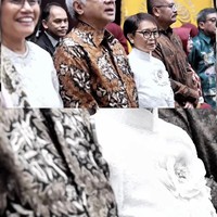 Sudah bersahabat sejak lama, Retno dan Sri Mulyani terlihat kompak. Keduanya juga duduk berdekatan saat menyaksikan proses pemberian gelar bagi putra mereka. Putra Sri Mulyani diketahui diwisuda sebagai dokter penyakit dalam, sementara putra Retno sebagai dokter spesialis jantung dan pembuluh darah. Foto: Instagram/@retno_marsudi