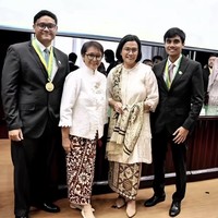 Retno dan Sri Mulyani tampil kompak kenakan kebaya bernuansa coklat. Sementara kedua putra mereka tampil gagah dengan setelan jas hitam. Foto: Instagram/@retno_marsudi