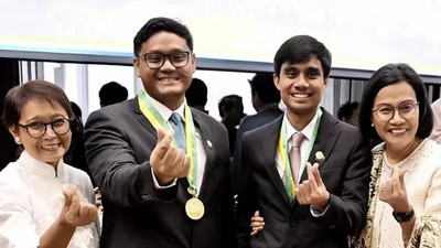 7 Gaya Kompak Eks Menteri Retno Marsudi-Sri Mulyani Berkebaya di Wisuda Anak