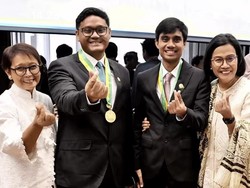 7 Gaya Kompak Eks Menteri Retno Marsudi-Sri Mulyani Berkebaya di Wisuda Anak