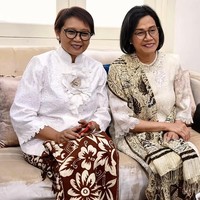 Kedua mantan menteri itu memilih tampil simpel dengan rambut pendek yang dibiarkan terurai natural. Riasan wajahnya pun tak berlebihan, minimalis dengan sentuhan lipstik merah keunguan yang membuat tampilannya lebih fresh. Foto: Instagram/@retno_marsudi