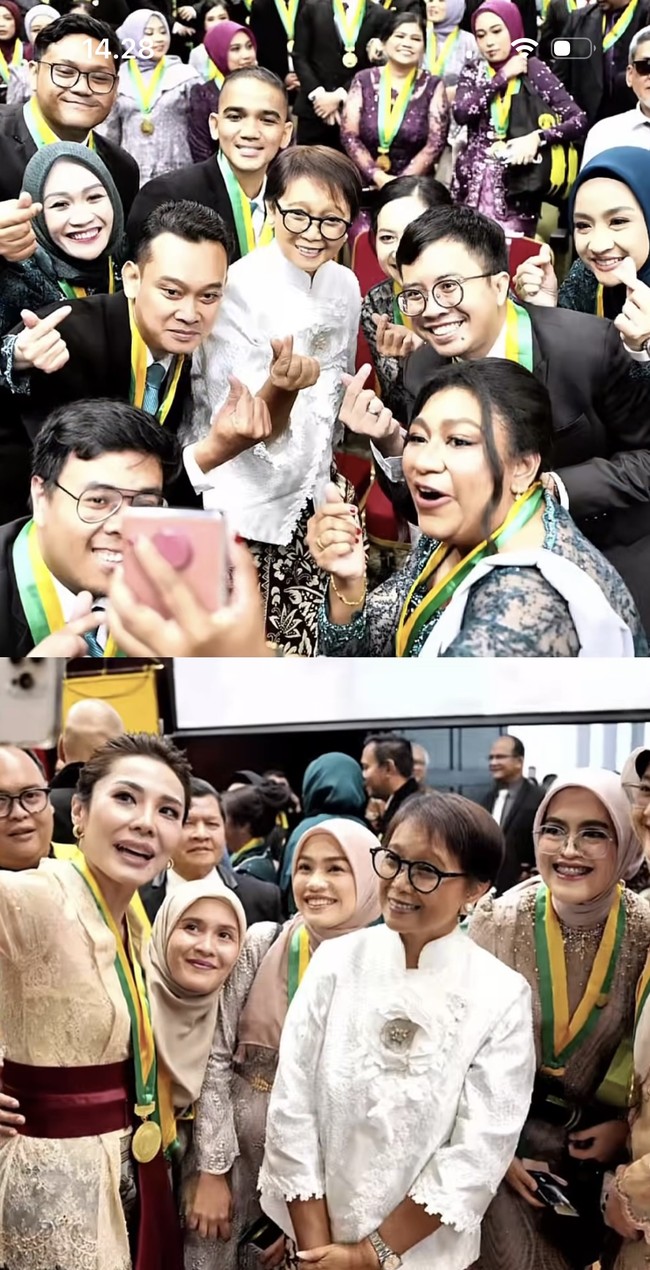 Retno juga berfoto bersama para wisudawan lain. Ia tampak ramah dan selalu memberikan senyum manisnya. Foto: Instagram/@retno_marsudi