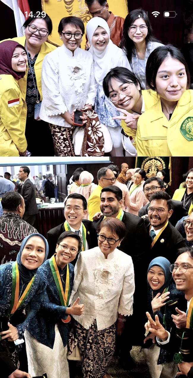 Penampilan Retno terlihat rapih dengan atasan kerah tinggi berwarna putih dipadukan kain batik coklat. Unik, atasan yang dikenakannya juga tampak memiliki detail berbentuk bunga yang cukup besar di bagian tengah dadanya. Foto: Instagram/@retno_marsudi