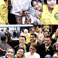 Penampilan Retno terlihat rapih dengan atasan kerah tinggi berwarna putih dipadukan kain batik coklat. Unik, atasan yang dikenakannya juga tampak memiliki detail berbentuk bunga yang cukup besar di bagian tengah dadanya. Foto: Instagram/@retno_marsudi