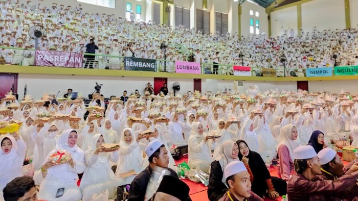 Ribuan Perempuan Bawa Cobek Meriahkan Peringatan Maulid Nabi Pemkab Pasuruan