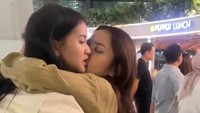 Artis Risma Nilawati merasa berat melepas Harleyava Princy pergi perdana ke Busan, Korea. Untuk pertama kalinya ngelepasin Leya untuk pergi jauh sendirian tanpa Bunda. Rasanya nano-nano, berat, khawatir, dan lain-lain, tulisnya di Instagram dilihat pada Selasa (16/9/2025). (Foto: dok Instagram neng_risma)