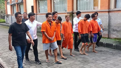 Rizaldy dan para tersangka ranmor lain ditampilkan dalam konferensi pers di Mapolsek Denpasar Selatan, Selasa (16/9/2025). (Dok Polresta Denpasar)