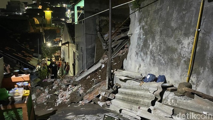 Suasana rumah milik Farida (42) yang ambruk usai diterpa hujan deras di Jalan Srirejeki Timur Raya, Kelurahan Gisikdrono, Kecamatan Semarang Barat, Kota Semarang, Selasa (16/9/2025).