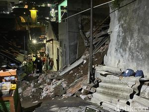 Rumah Warga Semarang Ambruk Usai Hujan Deras, Dapur Rata dengan Tanah
