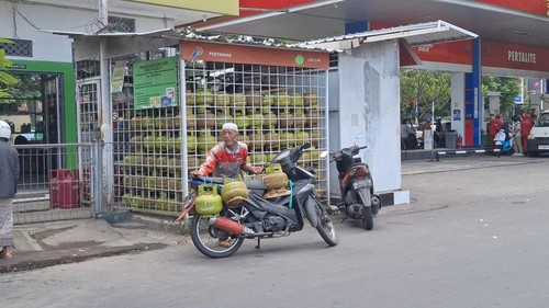 Sahiri, warga Mataram, NTB, mencari LPG 3 kg ke salah satu pangkalan, Selasa (16/9/2025). (Nathea Citra/detikBali)