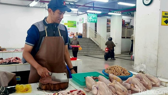Salah satu pedagang daging ayam di Pasar Induk Among Tani, Kota Batu