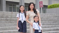 Sarwendah mengakui merasakan pertumbuhan anak-anaknya signifikan. Ngelihat Cici beda, dia sudah perform dance, dia kasih aku bunga. Aku mellow terus, dibilang crybaby. Anak-anak sudah mulai gede lucu banget, tuturnya. (Foto: dok Instagram sarwendah29)