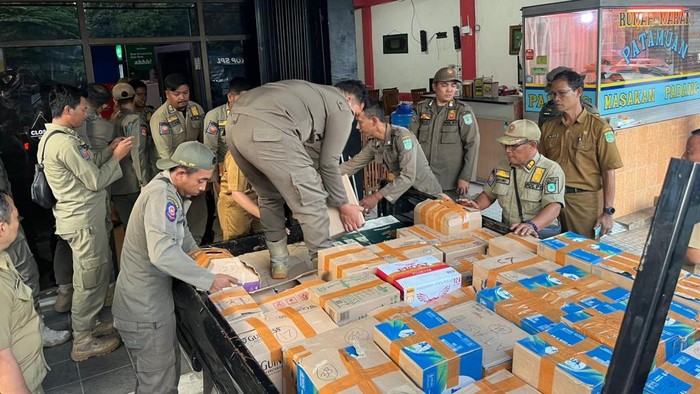 Satpol PP amankan miras di toko Pandaan