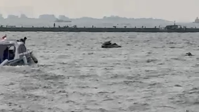 Satpolairud Polres Kepulauan Seribu menyelamatkan remaja yang jatuh dari jetsky, Minggu (15/9/2025).