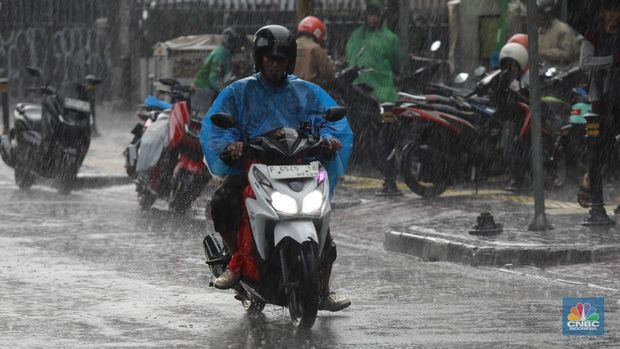 Sejumlah kendaraan bermotor melintas saat hujan deras melanda kawasan Blok A, Jakarta Selatan, (16/9/2025). (CNBC Indonesia/Muhammad Sabki)