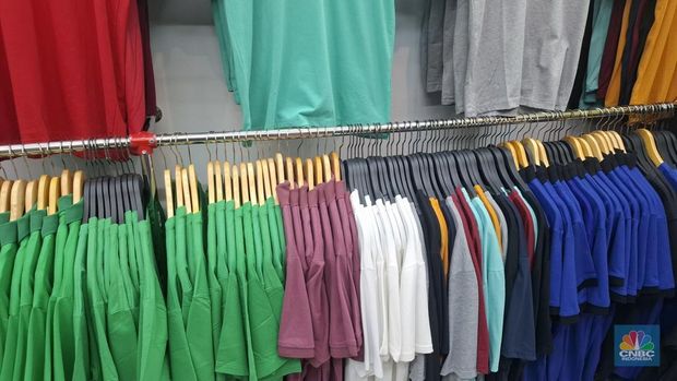 Sejumlah toko menjual pakaian impor yang didominasi produk asal China di Pasar Tanah Abang, Jakarta, Selasa (16/9/2025). (CNBC Indonesia/Chandra Dwi Pranata)