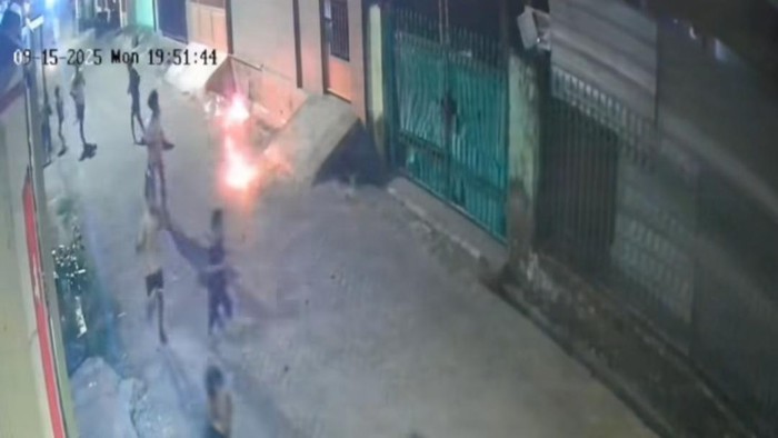 Sekelompok bocah saling serang menggunakan bom molotov di Rappocini, Makassar.