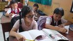 Terdampak Banjir, Siswa Bali Lanjut Belajar dengan Kaos Oblong