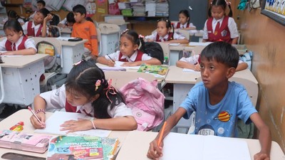 Terdampak Banjir, Siswa Bali Lanjut Belajar dengan Kaos Oblong