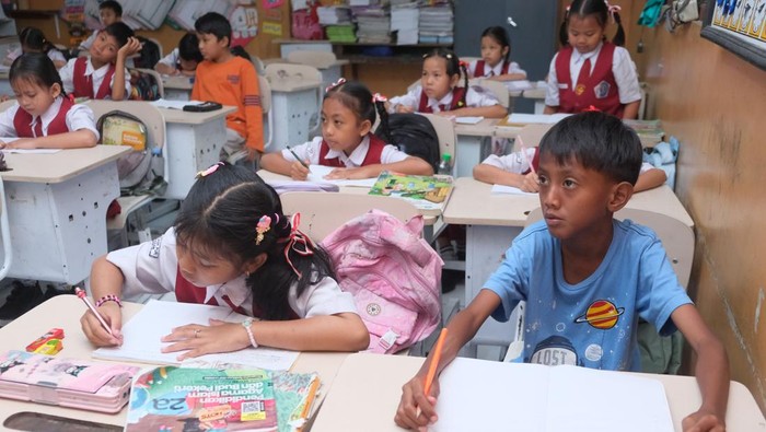 Sekolah di Denpasar Terendam Banjir, Aktivitas Belajar Jalan Terus Sejumlah siswa terdampak bencana banjir mengenakan kaos oblong saat belajar di SD Negeri 4 Dauh Puri, Denpasar, Bali, Selasa (16/9/2025). Dinas Pendidikan Kepemudaan dan Olahraga (Disdikpora) Kota Denpasar mencatat sebanyak 35 SD dan dua SMP terdampak bencana banjir yang terjadi pada Rabu (10/9/2025) lalu. ANTARA FOTO/Nyoman Hendra Wibowo/rwa.