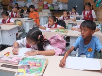 Terdampak Banjir, Siswa Bali Lanjut Belajar dengan Kaos Oblong