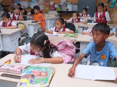 Terdampak Banjir, Siswa Bali Lanjut Belajar dengan Kaos Oblong