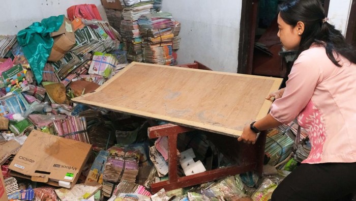 Sejumlah siswa terdampak bencana banjir mengenakan kaos oblong saat belajar di SD Negeri 4 Dauh Puri, Denpasar, Bali, Selasa (16/9/2025). Dinas Pendidikan Kepemudaan dan Olahraga (Disdikpora) Kota Denpasar mencatat sebanyak 35 SD dan dua SMP terdampak bencana banjir yang terjadi pada Rabu (10/9/2025) lalu. ANTARA FOTO/Nyoman Hendra Wibowo/rwa.